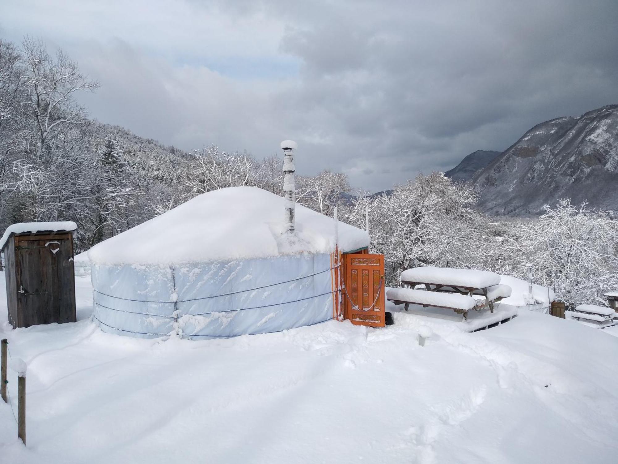 Hotel Yourtes Olachat Proche Annecy Faverges Exterior foto